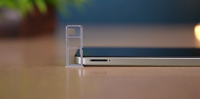 Cạnh trái là nơi đặt khe cắm SIM và thẻ nhớ