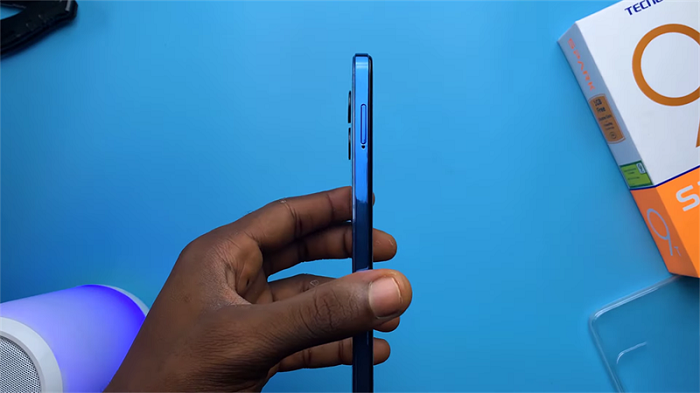 Cạnh phải chứa khe cắm SIM