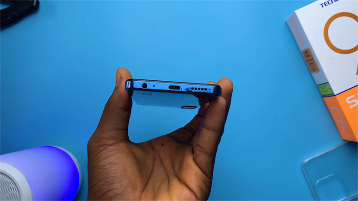 Cạnh dưới có cổng sạc USB-C, cổng cắm tai nghe 3.5 mm, dải loa và mic phụ