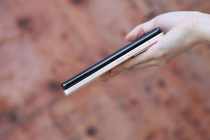 Hai sản phẩm đều có kiểu dáng mỏng nhẹ, giúp người dùng cầm nắm thoải mái trên tay