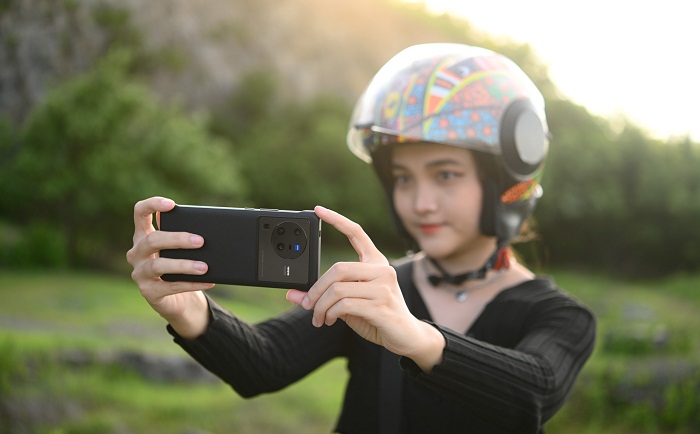 Ống kính tele có trang bị chống rung quang học (OIS) giúp quá trình thu phóng ổn định hơn