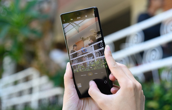 Camera tele còn có khả năng zoom lên tới 5x