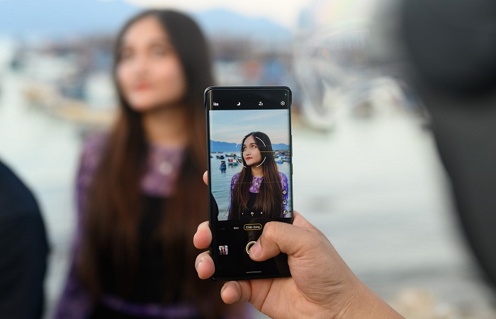 Các ống kính đều được trang bị công nghệ tráng phủ đa lớp T* giúp giữ màu trung thực và chi tiết tốt