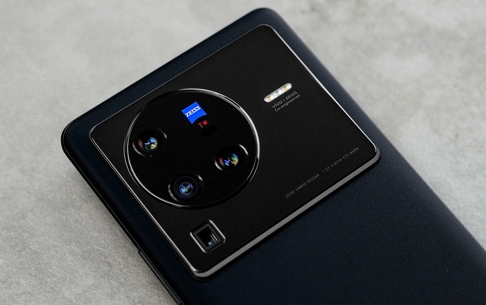 vivo X80 Pro được trang bị thêm một ống kính tele thứ 2 giúp máy zoom tối đa đến 5x