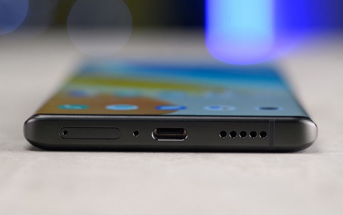 Cạnh dưới là nơi đặt loa ngoài, mic thoại, cổng sạc Type-C và khay đựng SIM