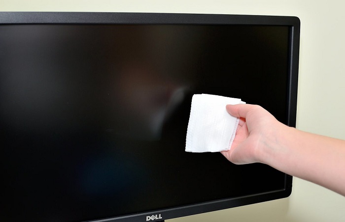 Vệ sinh màn hình bằng khăn mềm