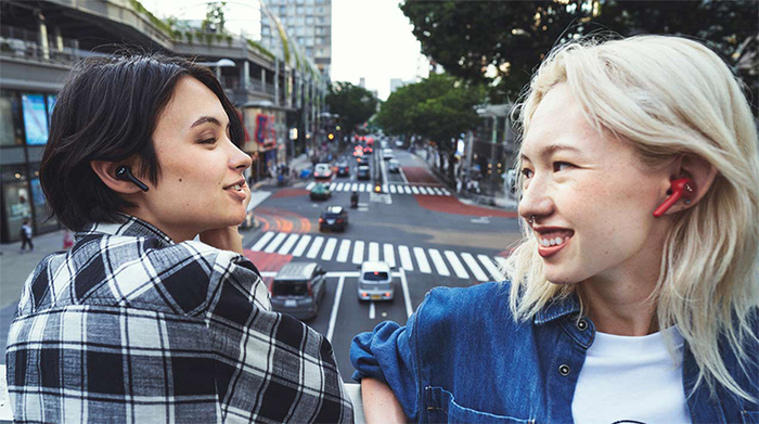 Bạn có thể vừa nghe nhạc vừa trò chuyện với những người xung quanh