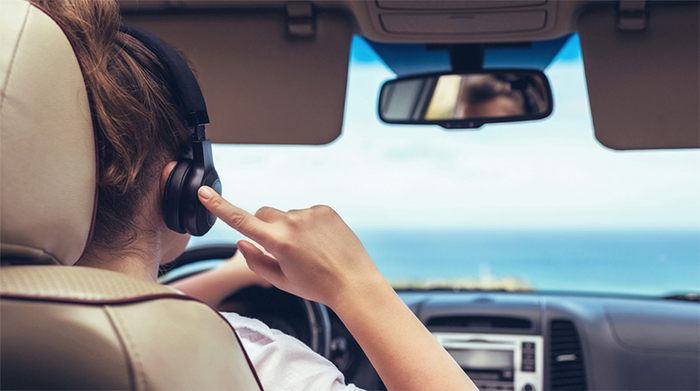 Sử dụng chế độ Ambient Sound khi đang lái xe với cuộc gọi thực sự cần thiết