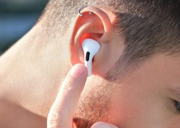 cách chuyển bài hát trên AirPods