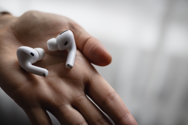 Cách chuyển bài hát trên airpods