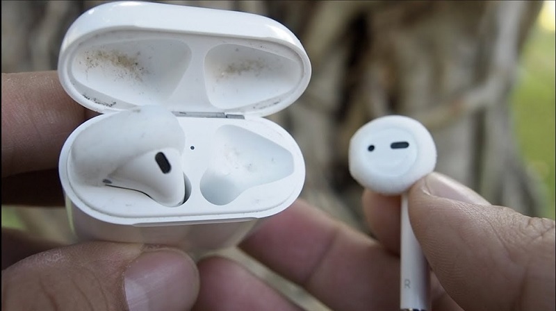Bụi bẩn có thể làm hư hỏng tai nghe AirPods 1 bên