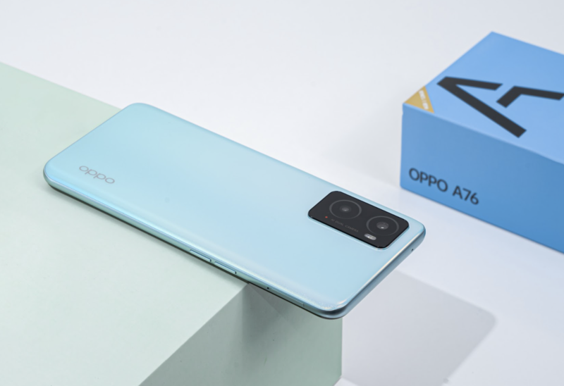 Mặt lưng của OPPO A76 được phủ thêm lớp nhám để hạn chế tình trạng bám vân tay và mồ hôi