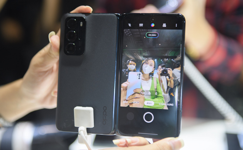 Người dùng có thể sử dụng màn hình nhỏ bên ngoài để làm khung ngắm khi chụp ảnh bằng OPPO Find N