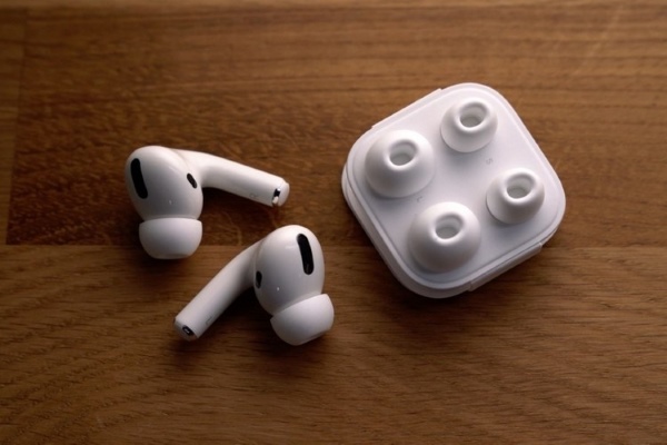 AirPods Pro sở hữu thiết kế in-ear với chi tiết nút tai cao su