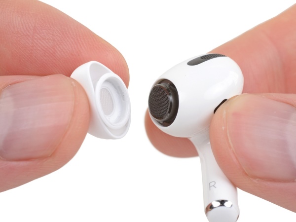 Cách thay thế núm đệm tai nghe trên AirPods Pro