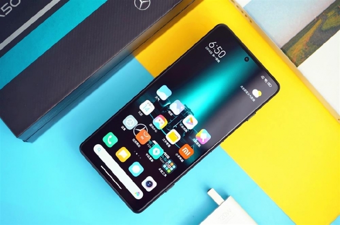 Có thể để tiếp tục duy trì giá rẻ thì chiếc smartphone này sẽ tiếp tục sử dụng giải pháp màn hình phẳng