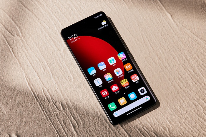Điện thoại Xiaomi và Samsung đều sở hữu thiết kế màn hình cong tràn viền tinh tế