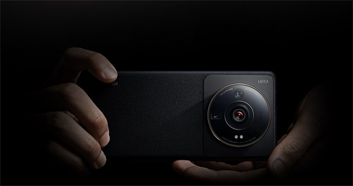 Mặt lưng Xiaomi 12S Ultra với thiết kế độc đáo không lẫn với bất kỳ smartphone nào