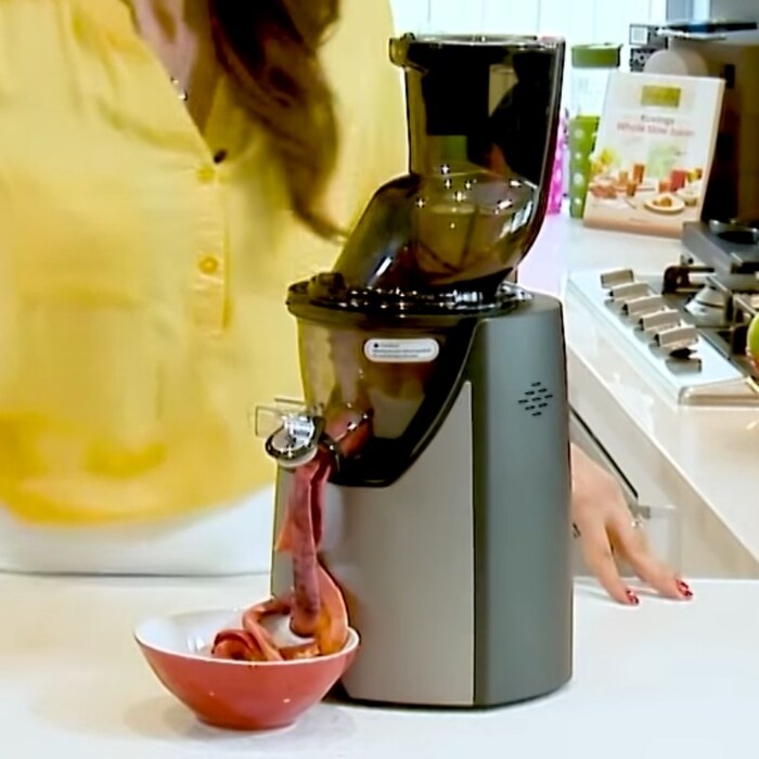 Sử dụng máy ép chậm để ép các nguyên liệu