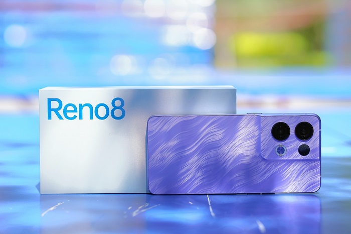 Mặt lưng của Reno8 màu tím Iris