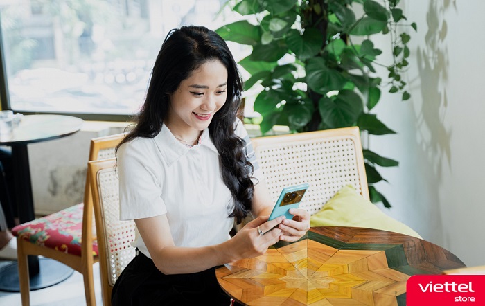 Mặt lưng được vát cong cầm rất ôm tay