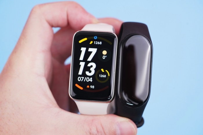 Xiaomi Band 7 Pro  sở hữu màn hình chữ nhật lớn hơn hẳn Mi Band 7