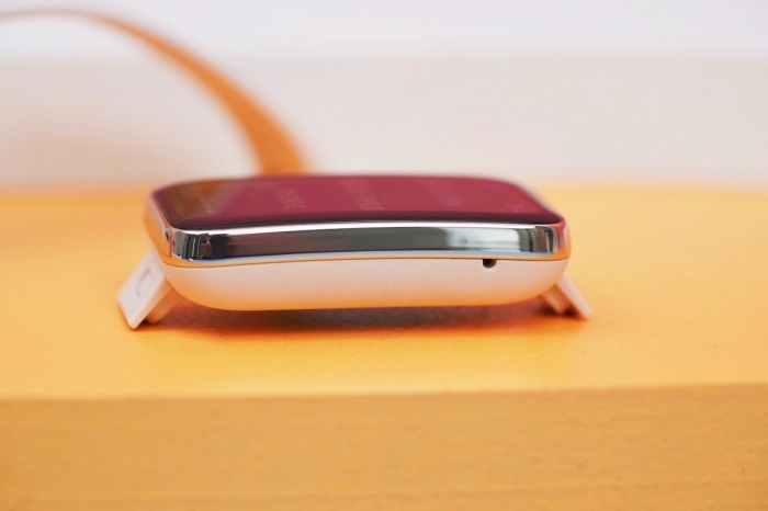 Phần thân Mi Band 7 Pro dày 11 mm và nặng 20,5 gram. Trong đó phần mặt dưới làm từ nhựa và khung viền mặt bên làm từ kim loại