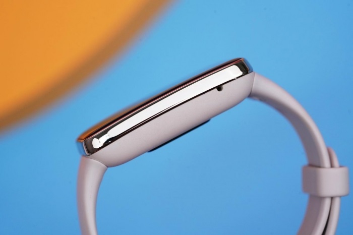 Phần thân dưới Xiaomi Mi Band 7 Pro được làm từ chất liệu nhựa