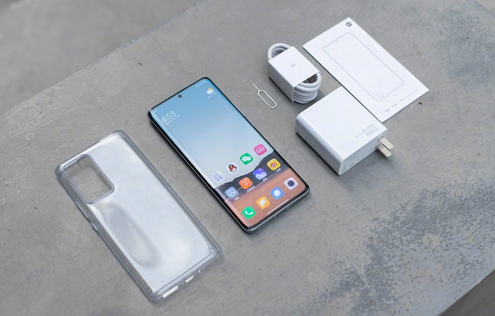 Xiaomi 12 Pro và các phụ kiện đi kèm