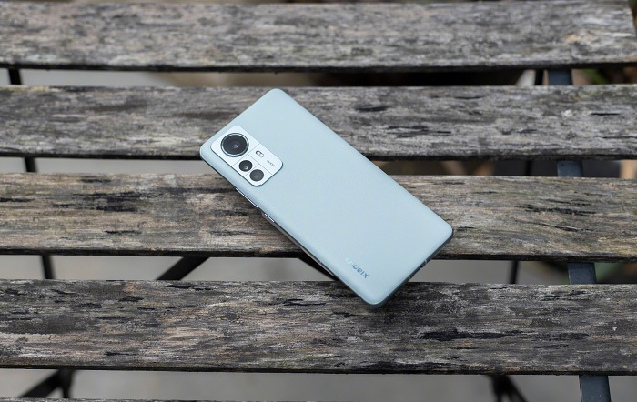 Mặt lưng Xiaomi 12 Pro được hoàn thiện từ chất liệu giả da hoặc kính