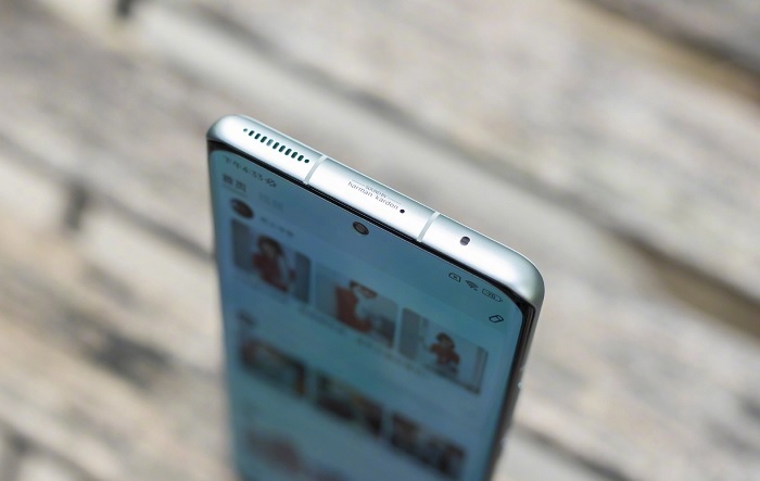 Cạnh trên cùng được bố trí loa ngoài và mic phụ