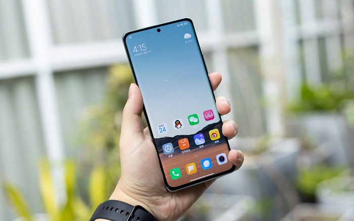 Xiaomi 12 Pro rất thoải mái khi cầm trên tay