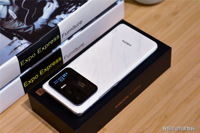 Thời lượng pin của 2 sản phẩm có thể ngang nhau dù Xiaomi 12S Ultra có dung lượng pin thấp hơn