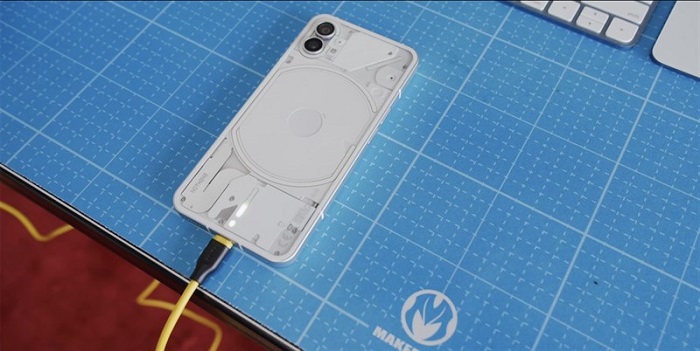 Dải đèn led nhỏ gần cổng sạc thông báo mức pin đang sạc