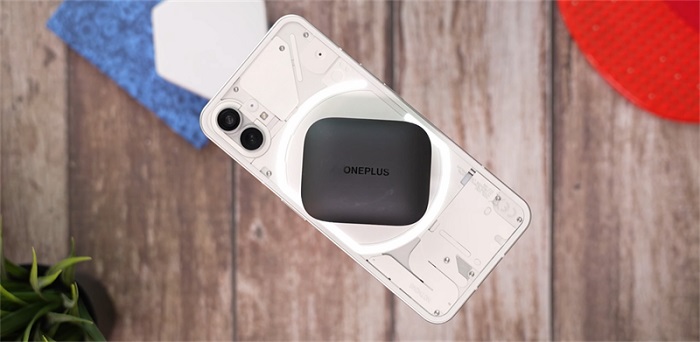 Đèn LED phát sáng khi sạc ngược cho thiết bị khác