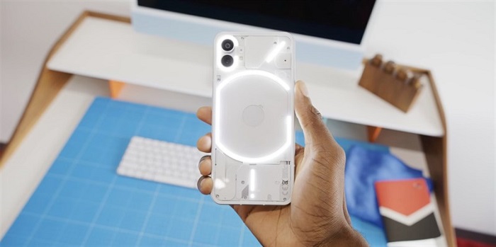 Mặt lưng của Nothing Phone (1) phiên bản màu trắng