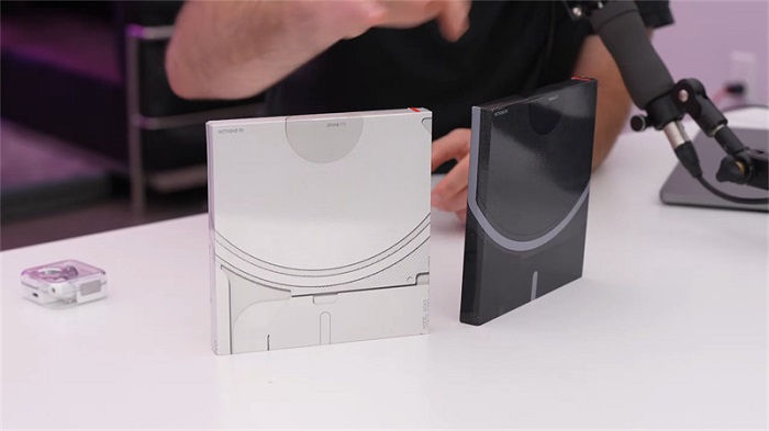 Hộp đựng Nothing Phone (1) với 2 tùy chọn màu sắc tương ứng với màu sắc của sản phẩm