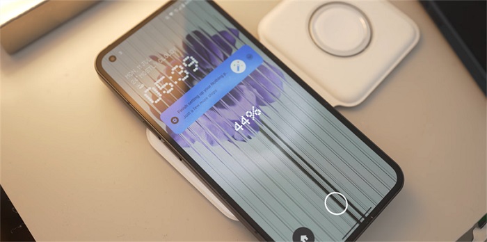 Nothing Phone (1) hỗ trợ sạc không dây 15W