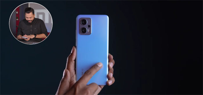 Mặt lưng được làm từ nhựa nhám giúp hạn chế bám mồ hôi và dấu vân tay