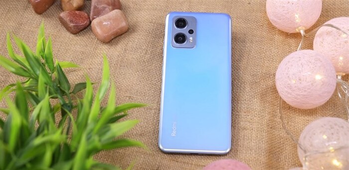 Redmi K50i còn gây ấn tượng với mình bằng thiết kế cụm camera 'mắt mèo'