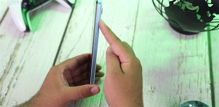 Ở cạnh phải chứa cụm phím tăng/giảm âm lượng và nút nguồn