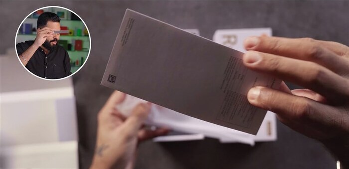 Bên trong hộp đựng Redmi K50i 5G chứa sách hướng dẫn sử dụng