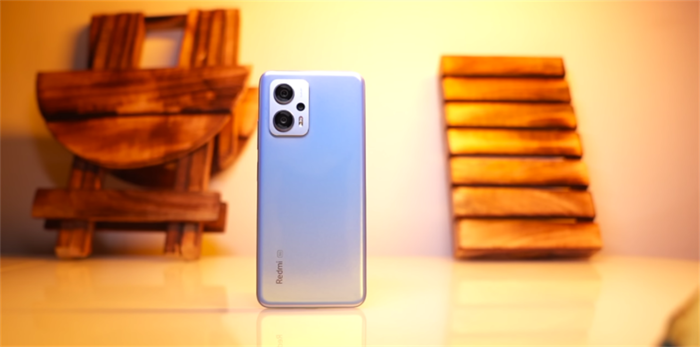 Redmi K50i sở hữu thiết kế đơn giản với những màu sắc thời trang