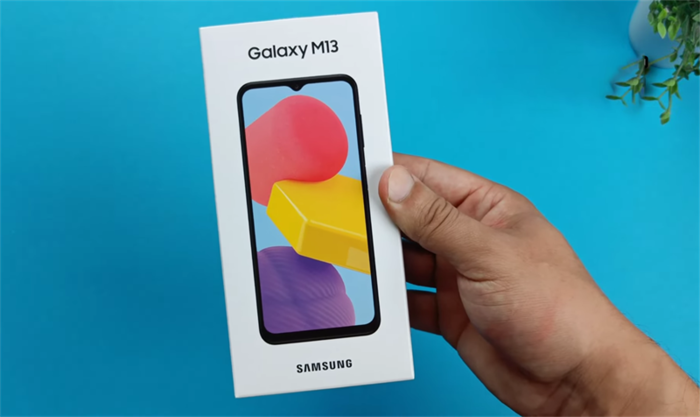 Tổng thể hộp đựng Galaxy M13 khá quen thuộc với người dùng