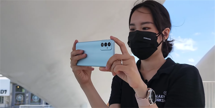 Galaxy M13 còn sở hữu cụm camera khá chất lượng