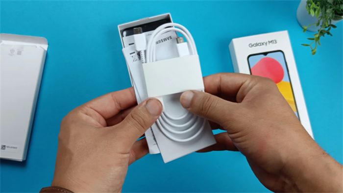 Galaxy M13 còn được trang bị cho dây sạc USB Type C và sách hướng dẫn sử dụng