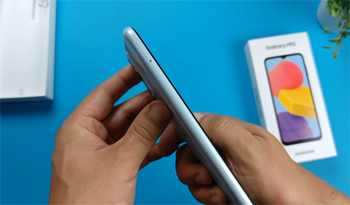 Ở cạnh phải máy khá trống trải chỉ chứa khe cắm SIM