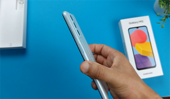 Ở cạnh trái, Galaxy M13 còn chứa nút nguồn và cụm phím tăng/giảm âm lượng