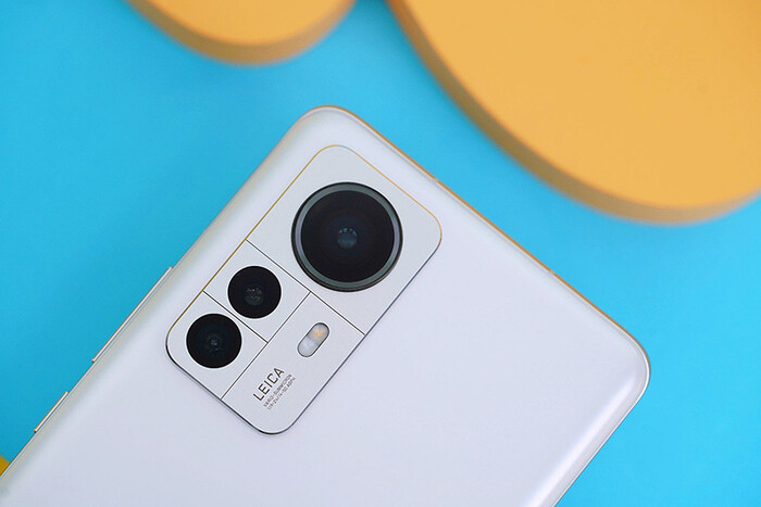 Dòng chữ Leica in chìm