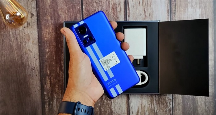 Dung lượng RAM 12GB (hỗ trợ RAM ảo tối đa 7GB) giúp đa nhiệm thoải mái